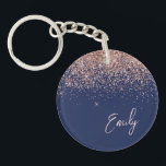 Rosan Glitter Monogram för marinblå Ro Guld<br><div class="desc">Tunga Blue och Ro Guld -  Rosa Gnistra Glitter Skriptmonogram Namn Keychain. Det gör perfekten söt 16-årsjubileum,  bröllop,  möhippa,  årsdag,  babydusch eller bachelorette-fest för någon som glam lyxen och chic stilar i kärlek.</div>