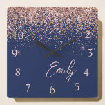 Rosan Glitter Monogram för marinblå Ro Guld Fyrkantig Klocka<br><div class="desc">Navy Blue and Ro Guld -  Rosa Gnistra Glitter Script Monogram Namn Clock. Det gör perfekten söt 16-årsjubileum,  bröllop,  möhippa,  årsdag,  babydusch eller bachelorette-fest för någon som glam lyxen och chic stilar i kärlek.</div>