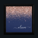 Rosan Glitter Monogram för marinblå Ro Guld Minnesask<br><div class="desc">Rosa Gnistra Glitter i Navy Blue och Ro Guld manusar Monogram Judiska Keepsakbox i Namn. Det gör perfekt studenten,  födelsedag,  bröllop,  möhippa,  årsdag,  babydusch eller bachelorette-fest till någon som glam lyx och chic stilar.</div>
