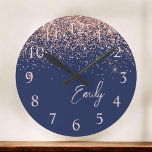 Rosan Glitter Monogram för marinblå Ro Guld Rund Klocka<br><div class="desc">Rosa Gnistra Glitter Guld i marint blått och Ro,  Monogram Namn Clock. Det gör perfekten söt 16-årsjubileum,  bröllop,  möhippa,  årsdag,  babydusch eller bachelorette-fest för någon som glam lyxen och chic stilar i kärlek.</div>