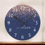 Rosan Glitter Monogram för marinblå Ro Guld Rund Klocka<br><div class="desc">Rosa Gnistra Glitter Guld i marint blått och Ro,  Monogram Namn Clock. Det gör perfekten söt 16-årsjubileum,  bröllop,  möhippa,  årsdag,  babydusch eller bachelorette-fest för någon som glam lyxen och chic stilar i kärlek.</div>