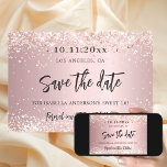 rosan glitter party spara datumet<br><div class="desc">A Spara datumkortet för en Sweet 16,  16th (eller någon ålder) födelsedagsfest. En  metallisk rosa tittar bakgrund som dekoreras med ro faux glitter damm från guld. Anpassa och lägg till datum och namn/ålder. Texten: Spara datumet skrivs med ett stort trendig-handskript i stil med dekortecken.</div>