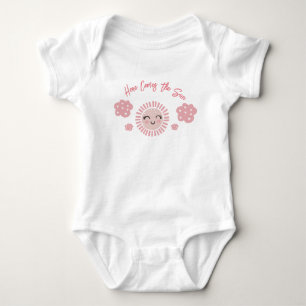 Rosan här kommer Sol Girl Baby T Shirt