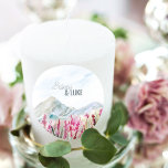 Rosan Wildblomskugga i Bröllop, bergsfärg Runt Klistermärke<br><div class="desc">Bordshärgar med brud och groom namn och ett idylliskt land-landskap med blå berg och rosa vildblommor. Anpassa med verktyg-designen om du vill dra texten till bästa position för namnen. Den vackra naturen inspirerade till scendesign - perfekt för utomhusdestinationer, retrat av bergsområden och land-parker eller dammiga grått- och rosa färg. Bläddra...</div>