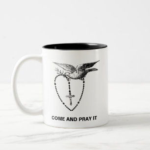 ROSARY MED DOVE OCH OLIVE BRANCE KOM OCH PRAY IT Två-Tonad MUGG