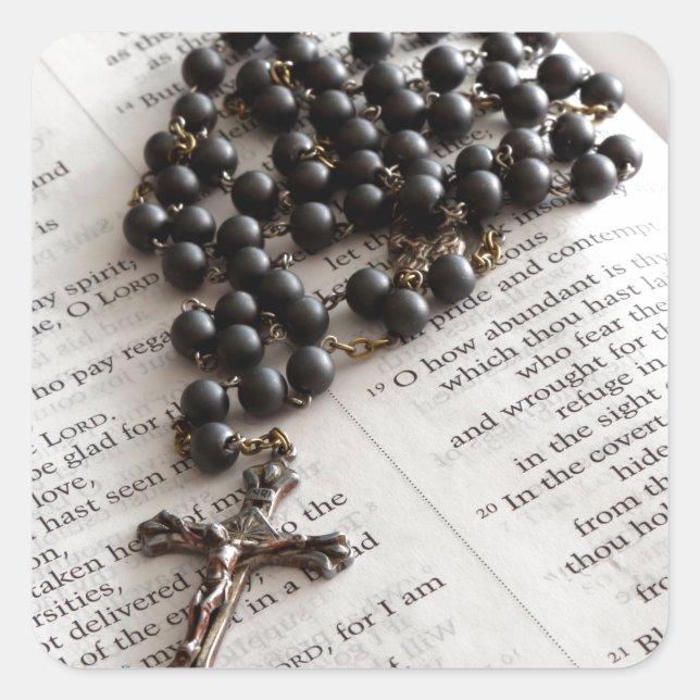 Rosary On Bible Fyrkantigt Klistermärke (Framsida)