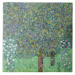 Rosbuskar under Träd, Gustav Klimt Kakelplatta<br><div class="desc">Gustav Klimt (14 juli, 1862 - 6 februari 1918) var en österrikisk symbolmålare och en av de mest framstående medlemmarna i Wien Secession-rörelsen. Klimt noteras för målningar, murar, skisser och andra föremål d'art. Förutom hans verk, som innefattar anklagelser och porträtt, målade han upp landskap. Klimt var bland konstnärer från Wienutträdet...</div>