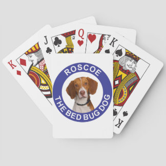 Roscoe vägglushunden som leker kort spel kort