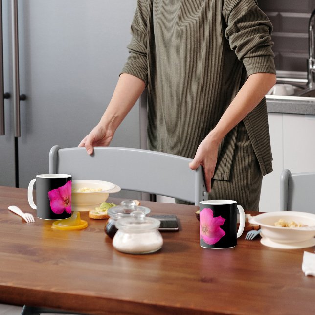  Rose aux feutres Kaffemugg (A breakfast table with two mugs ornated with a beautiful pink felt pen rose by fantabuloustef.)