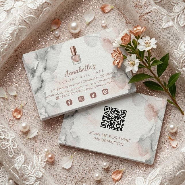 Rose Gold Chic Glam Nails Affärs Korth TMF26 Visitkort (Chic Rose Gold Glam Blush Watercolor Effect Business Card with QR Code and Social Media Icons.)