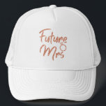 Rose gold färg Future Mrs Trucker Hatt Keps<br><div class="desc">Gnistrande turkos Future Mrs design är bra för Bröllopsfest eller Möhippa,  förlovningsfester och fotografering. Efternamnet kan enkelt ändras. Future Mrs-bokstäver finns tillgängliga i 6 saftiga livfulla färger för att matcha din outfit och festens färgtema: Blå,  Guld,  Silver,  Rose gold,  Violett,  Turkos.</div>
