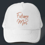 Rose gold färg Future Mrs Trucker Hatt Keps<br><div class="desc">Gnistrande turkos Future Mrs design är bra för Bröllopsfest eller Möhippa,  förlovningsfester och fotografering. Efternamnet kan enkelt ändras. Future Mrs-bokstäver finns i 6 saftiga livfulla färger för att matcha din outfit och festens färgtema: Blå,  Guld,  Silver,  Rose gold,  Violett,  Turkos.</div>