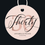 Rose Gold Foil 30th Birthday Tack Gåvor Etiketter<br><div class="desc">Skenbart,  elegant rosguld och rosa 30-årsdag tack för att du föredrar taggar. Design har nummer 30 i rosguld och typografiskript ''trettio'' i handskrivna bokstäver på en suddig rosa bakgrund,  namn och datum på framsidan och tack för att du skriver på en rosgul bakgrund.</div>
