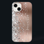 Rose Gold Glitter Silver Glam Girlaktig Signatur<br><div class="desc">Girlaktig falsk gnistrande silvergrå glitterhöjdpunkter på vänster kant över en falsk rosa rodnad rose gold borstad metallfolie. Den moderna girlaktiga signaturen har en elegant vit kalligrafisk teckensnitt med dekorativa svansar. Anpassa teckensnittsstilarna för att skapa din egen telefon tillbehör för din bästa vän.</div>