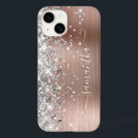 Rose Gold Glitter Silver Glam Girlaktig Signatur<br><div class="desc">Girlaktig falsk gnistrande silvergrå glitterhöjdpunkter på vänster kant över en falsk rosa rodnad rose gold borstad metallfolie. Den moderna girlaktiga signaturen har en elegant vit kalligrafisk teckensnitt med dekorativa svansar. Anpassa teckensnittsstilarna för att skapa din egen telefon tillbehör för din bästa vän.</div>