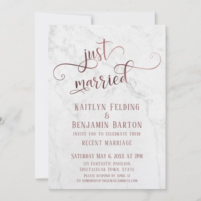 Rose Gold "Just Married" Typografi med marmor Inbjudningar (Framsida)