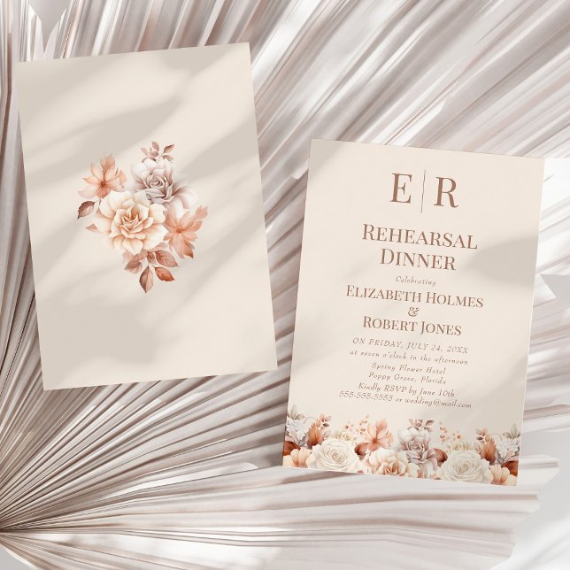 Rose Gold Mousse Blommig Monogram Övningsmiddag Inbjudningar (Rose Gold Mousse Floral Monogram Rehearsal Dinner Invitation on a sunny neutral dry palm leaf.)