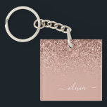 Rose Gold Rosa Glitter Skript Monogram Girly<br><div class="desc">Rose Gold Rosa Falskt Folie Glitter Script Monogram Namn Nyckelring. Detta gör den perfekta söta 16-års födelsedag,  bröllop,  bröllopsfest,  årsdag,  baby shower eller möhippa present för någon som älskar glamourösa lyxiga och chic stilar.</div>