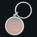 Rose Gold Rosa Silver Glitter Monogram Girly Rund Silverfärgad Nyckelring<br><div class="desc">Rose Gold - Rosa Rosa och Silver Glänsande Glitter Skrift Monogram Namn Nyckelringar (Nyckelring). Detta gör den perfekta söta 16-års födelsedag,  bröllop,  bröllops shower,  årsdag,  baby shower eller möhippa present för någon som älskar glamour lyx och chic stilar.</div>