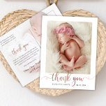 Rose Gold Script Modern Baby Photo Tack Vykort<br><div class="desc">Simple Modern Elegant Calligraphy Rose Gold Script Photo Newborn Baby Tackyou Postcard. Har en vacker "tack"-text i en kursiv, handskriven kalligrafi som byter ut svanesskript i faux rose gold-foil (eller blush rosa folie). På baksidan av det personliga meddelandet och bakom all text finns det ett foto som du väljer med...</div>