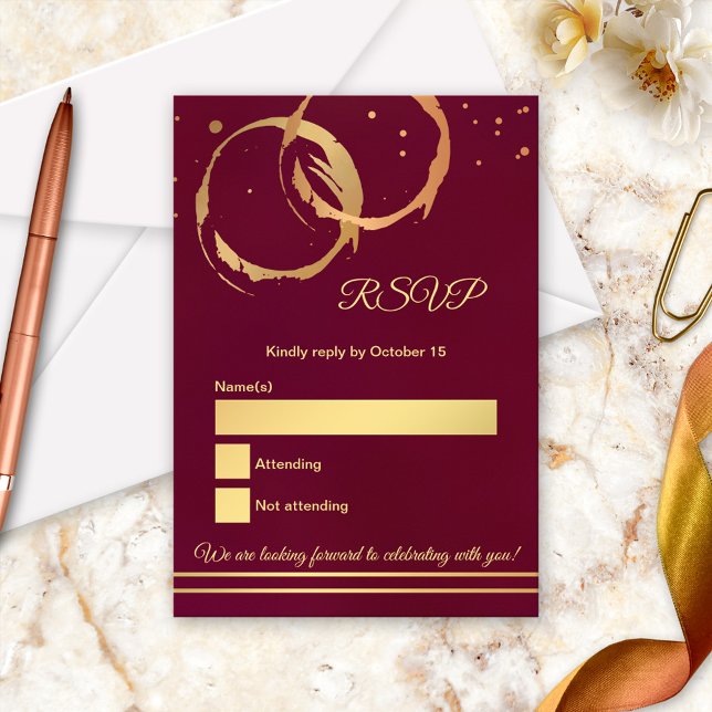 Rose Gold Vinfläck Marsala Bröllop RSVP-kort Inbjudningar (RSVP card featuring gold and rose gold intersecting wine stains with confetti on burgundy)