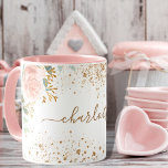 Rose guld blommor eukalyptus guld glitter namn mugg<br><div class="desc">En vit chic bakgrund. Dekorerad med ro guld och blommigtar för rosa, blommor (rosor) och grönt vattenfärgade eukalyptus löv, sprig, grönsaks- och faux guld sprigs. Golden glitter stoft. Anpassa och lägg till ett namn. Namn är skrivet med ett modernt handskript i stil med dekorationer. Om du bara vill behålla utslagen...</div>