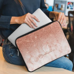 Rose Guld Glitter ombre marmor Monogram Laptop Fodral<br><div class="desc">Denna design kan anpassas i det tillgängliga området genom att byta foto och/eller text. Eller så kan den anpassas ytterligare genom att klicka på "Anpassa denna mall" och sedan välja alternativet "klicka för att anpassa ytterligare" och ta bort eller ändra bakgrundsfärgen, lägga till text, ändra textens färg eller stil, eller...</div>