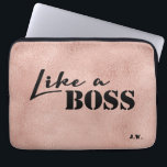 Rosegold tryckbakgrund "något liknande text för en laptop fodral<br><div class="desc">Laptop sleeve " gilla för en chef" med en utskrivaven rosegoldbakgrund.  Personifiera initialer genom att använda det Zazzle verktyg.</div>