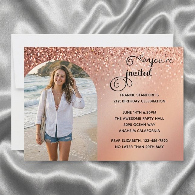Roséguld Foto Båge Glitter Födelsedagsinbjudan (Rose gold glitter birthday invitation. Grey silk background.)