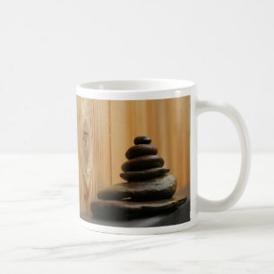 Rösemeditationstenar och trä kaffemugg