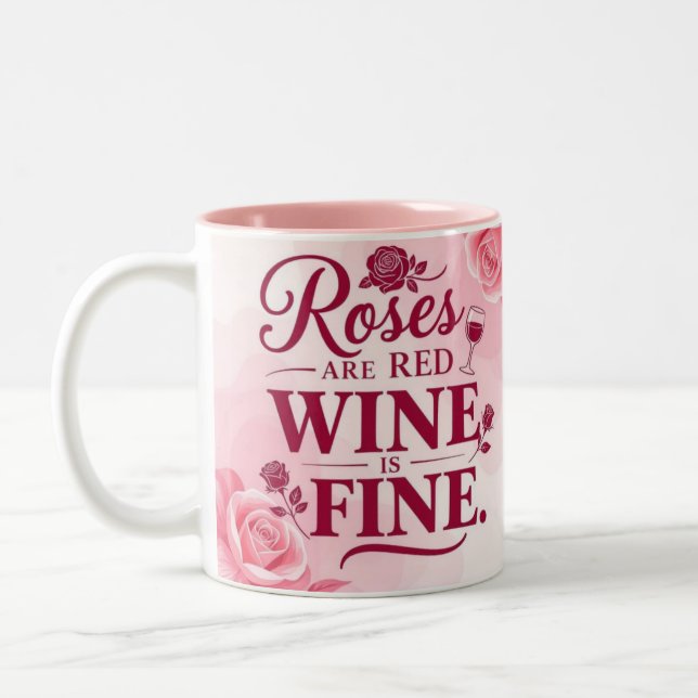Roses are red but wine is fine chic Två-Tonad mugg (Vänster)