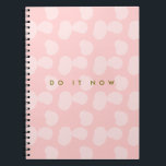Rosewater Smudges "Do It Now" Anteckningsbok Med Spiral<br><div class="desc">En anteckningsbok för att göra-listor! Design av Katherine Elliott www.RiveGaucheCraft.com</div>