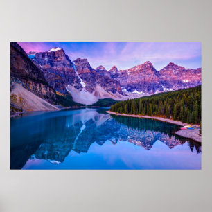 Rosiga moln för soluppgång på Moraine sjön Poster