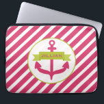 Rosor ankrar, & randelektronik hänger lös laptop sleeve<br><div class="desc">En elektronik hänger lös att presentera en illustration av en rosa ankrar doldt vid ett grönt baner.  Personifiera med ditt namn i rosor på baner.  Anchor är inre cirklar skisserat i grönt.  Bakgrund är diagonala randar för shock rosa.</div>