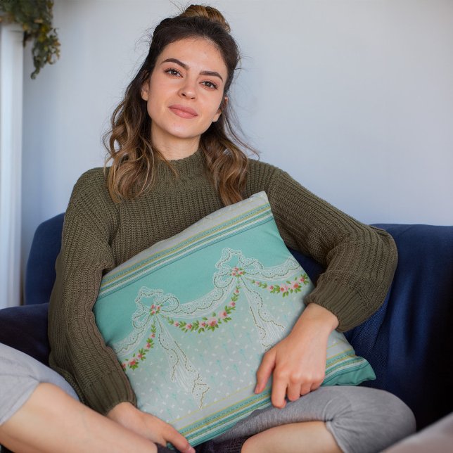 Rosor Girlander Luftiga Svävar Bågknutar Hemdekor Kudde (mockup of a woman holding a Roses Garlands Lacy Swags Bow Knots Homedecor Throw Pillow)