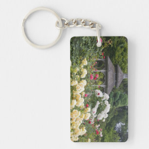 Rosor i blom och Gazebo Rose Garden vid