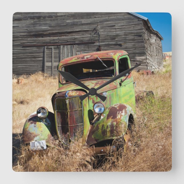 Rosta bilen framme av den övergav lantgården fyrkantig klocka (Framsida)