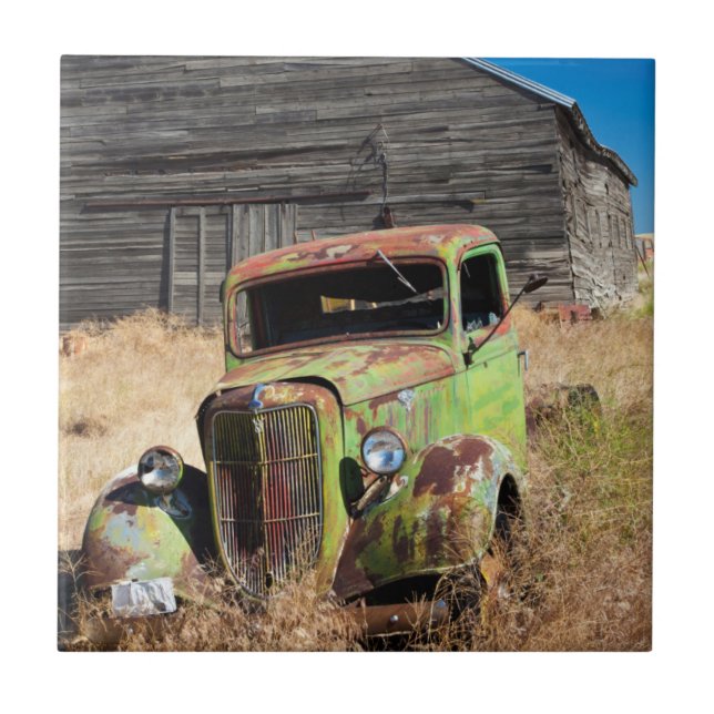 Rosta bilen framme av den övergav lantgården kakelplatta (Framsidan)