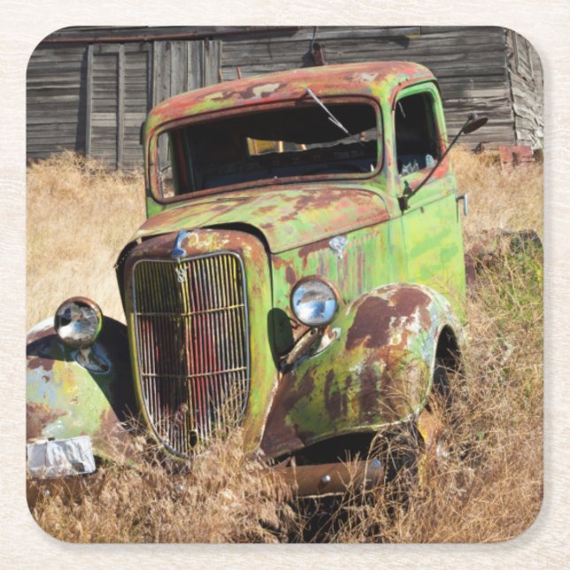 Rosta bilen framme av den övergav lantgården underlägg papper kvadrat (Framsidan)