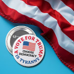 Rösta för trumman är Tyranny Välj demokrati Knapp<br><div class="desc">En röst för Trump är tyranni,  välj demokrati. En patriotisk demokratisk knapp för 2024 års val som påminde väljarna om att Donald Trump begick förräderi mot Förenta staterna. En amerikansk flagga formger för en patriot som är emot det republikanska party.</div>