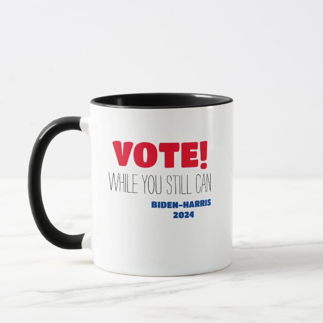 RÖSTA! Medan Ni Kan Biden-Harris 2024 Mugg (Vänster)