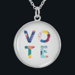 Rösta modernt Blommönster flerfärgat politiskt Sterling Silver Halsband<br><div class="desc">Ut med omröstningen i år med detta vackra och roligt halsband! Brev i ord "omröstning" består av en modern abstrakt,  blommönster i skuggor av blått,  grönt,  gult,  rosa och orange. Gör en underbar gåva till aktivist,  polis eller student i ditt liv.</div>