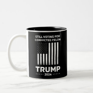 Röstar fortfarande på den dömde brottslingen Trump Två-Tonad Mugg