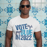 Röstblått 2022 Cute Democratic Party T Shirt<br><div class="desc">Rösta blått 2022. Coolans demokratiska party-väljare t-shirt för halvtidsvalet. Utformningen av demokratiska val i valet av den raka biljett-demokraten för att göra Amerika bättre. Väljare bör förbli aktiva i tävling och i delstater.</div>