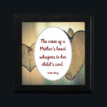 Rösten från en Mor Heart Whispers Minnesask<br><div class="desc">Mors dag Gift Box. Rösten från en Mor-väktare till barnets själ-Dikt av Corbin Henry. Skapar du något för bröllop, födelsedag, Mors dag, Fars dag, studenten, Cinco De Mayo, Memorial Day, 4:e juli, back to school, Halloween, Thanksgiving, jul eller att lägga till din familj namn för en anpassad gåva? Du kan...</div>
