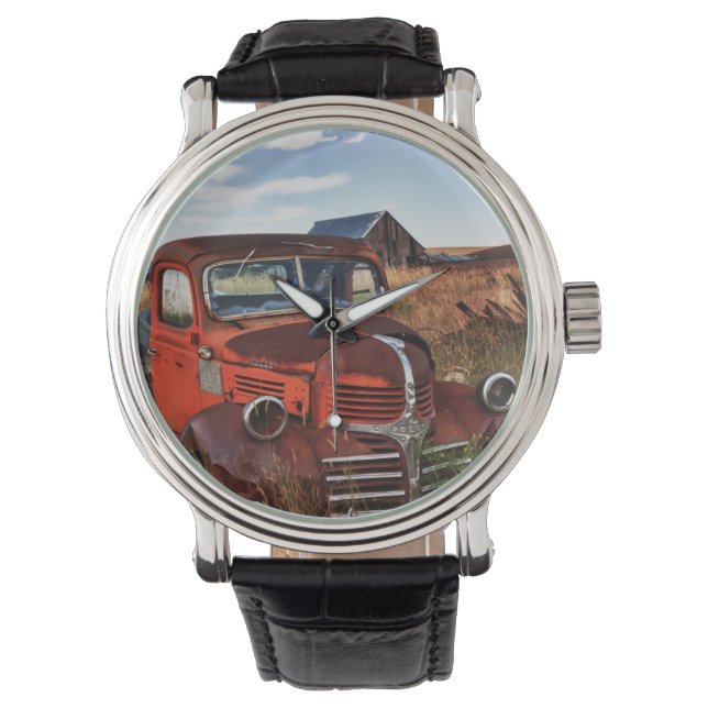 Rostig orange Dodge-lastbil med övergiven bondgård Armbandsur (Framsida)