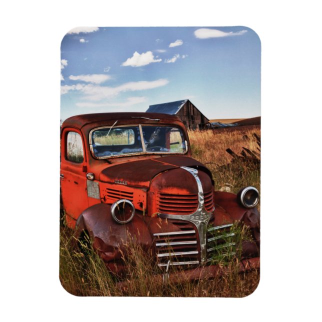 Rostig orange Dodge-lastbil med övergiven bondgård Magnet (Vertikal)