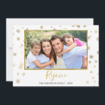 Röstkort för guldfolie i Snöflingor Julkort<br><div class="desc">Faux Gold Foil Snöflingor - Rejoice Religiösa Christian God jul - Helgdag Photo Card. Bild,  datum och familj namn kan bytas ut mot detta enkla och elegant julfotkort.</div>