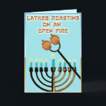 Rostning på öppen eld... helgkort<br><div class="desc">Ett roligt tag på den klassiska julen sång. Latkes,  de där otäcka potatispanskorna,  rostar sig över Hanukkah-menorahs "öppna eld". Insidan säger "Har Sour Cream?",  perfekten bredvid äppelsås.</div>