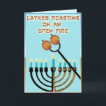 Rostning på öppen eld... helgkort<br><div class="desc">Ett roligt tag på den klassiska julen sång. Latkes,  de där otäcka potatispanskorna,  rostar sig över Hanukkah-menorahs "öppna eld". Insidan säger "Har Sour Cream?",  perfekten bredvid äppelsås.</div>